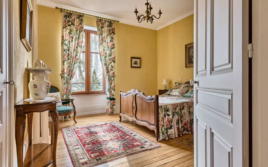 Chambre lumineuse de la maison bourgeoise à Luxeuil-les-Bains- Arrière-Cour, agence immobilière spécialisée dans Luxeuil-les-Bains