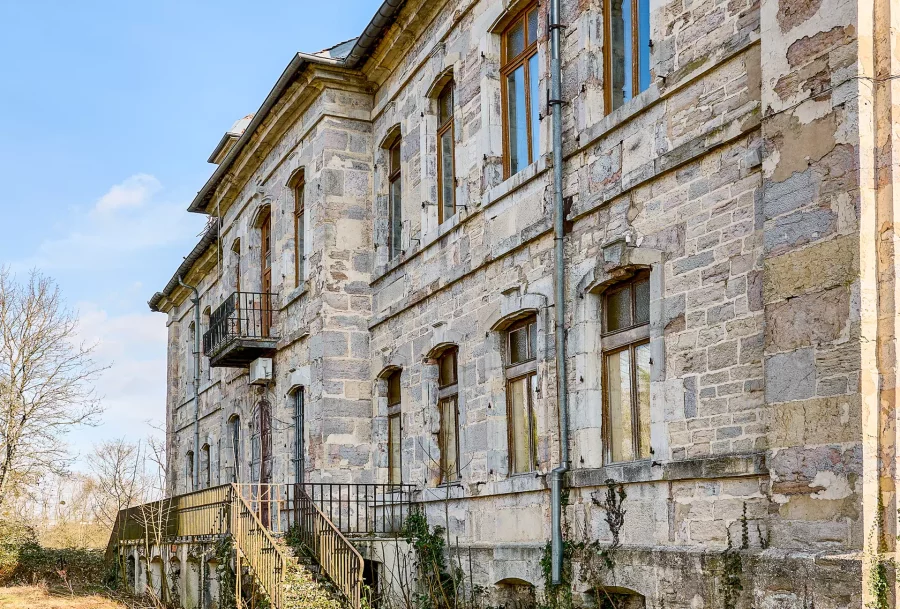 Château de Fraisans - Arrière-Cour, agence immobilière spécialisée dans le Jura