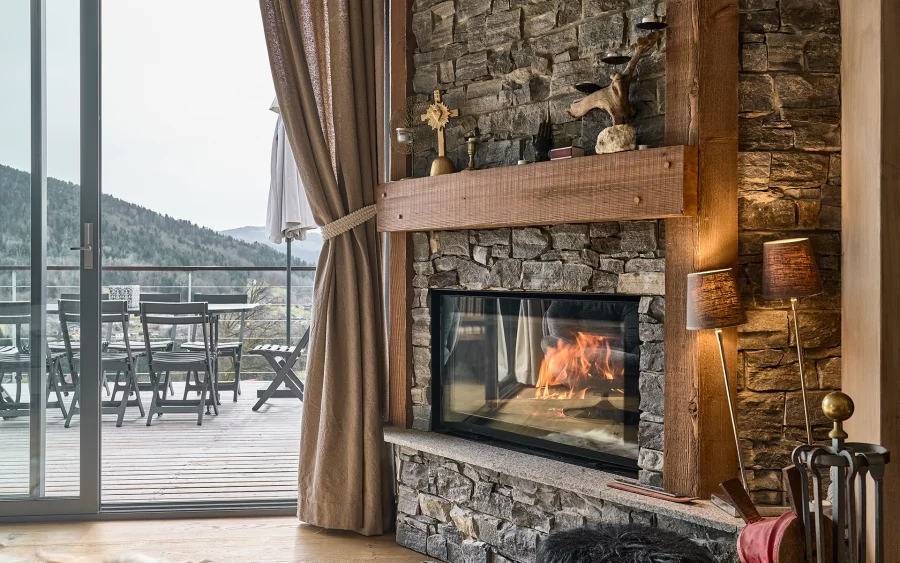 Cheminée du chalet contemporain à Cleurie à vendre - Arrière-Cour, agence immobilière spécialisée dans les Vosges
