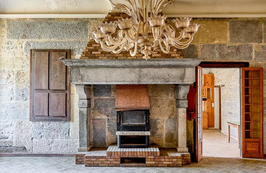 Cheminée du Château de Fraisans - Arrière-Cour, agence immobilière spécialisée dans le Jura