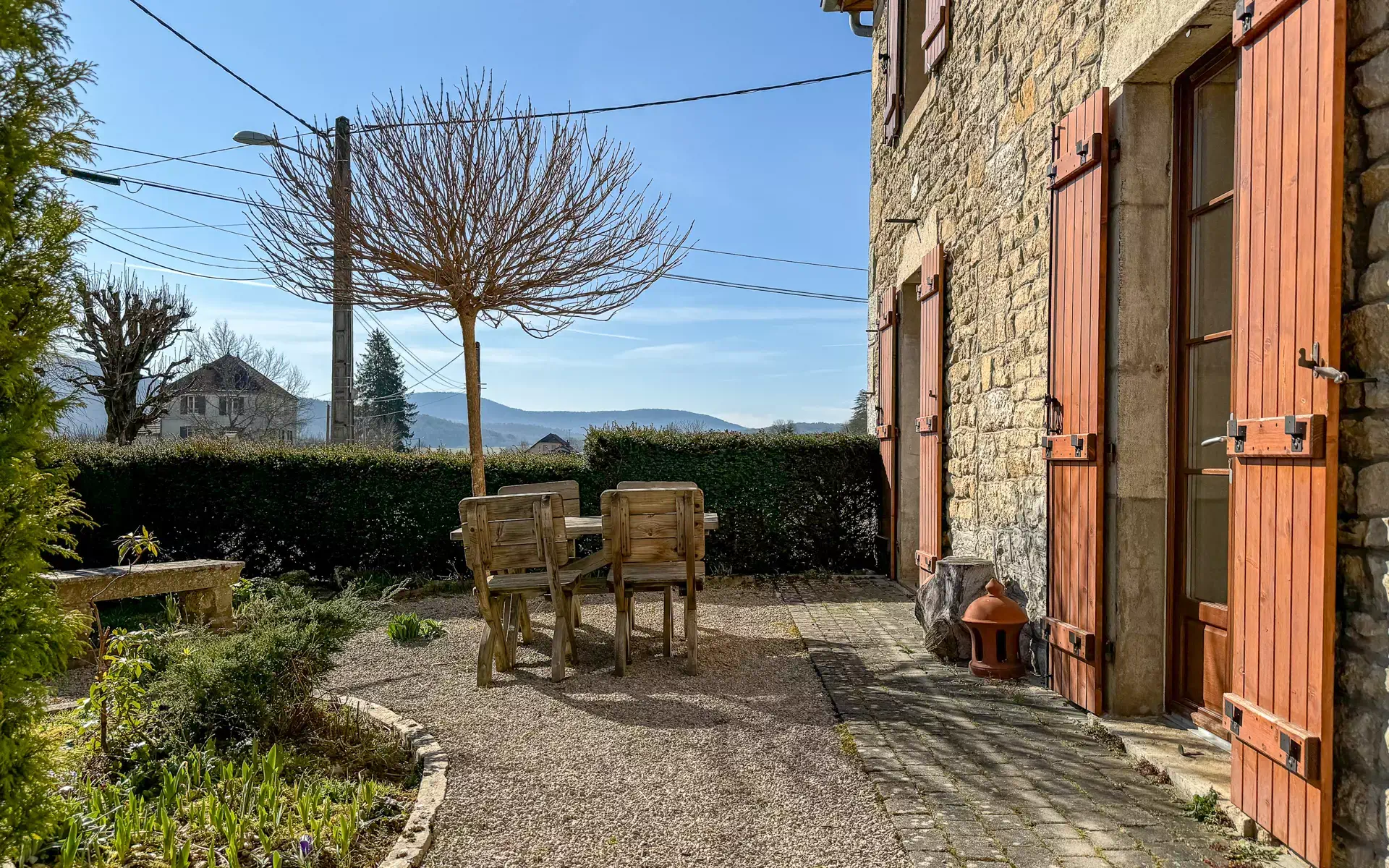 Façade de la maison de maître à Port-Lesney à vendre - Arrière-Cour, agence immobilière spécialisée dans le Jura