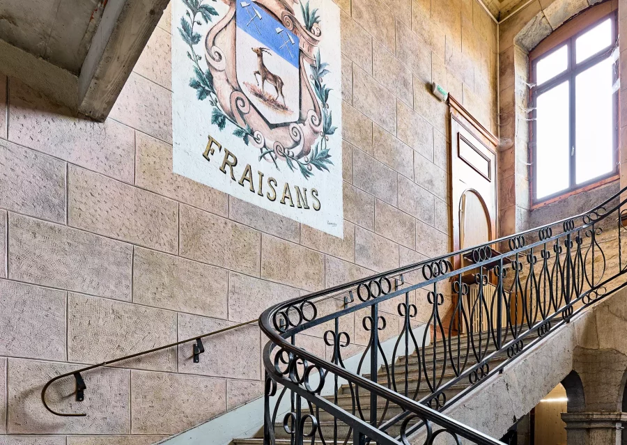 Escalier du Château de Fraisans - Arrière-Cour, agence immobilière spécialisée dans le Jura
