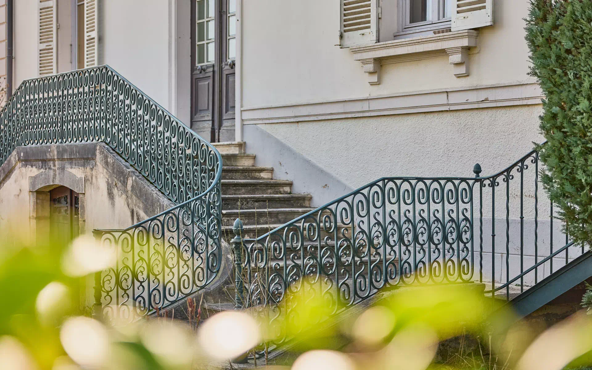 Escalier extérieur élégant de la maison de maître à Gray - Arrière-Cour, agence immobilière spécialisée à Gray