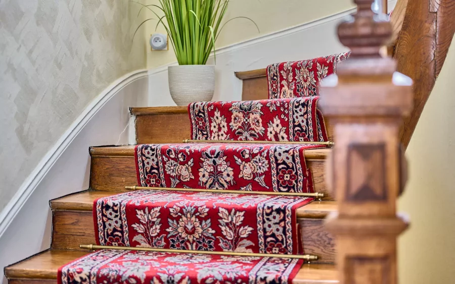 Escalier intérieur de la maison bourgeoise à Luxeuil-les-Bains- Arrière-Cour, agence immobilière spécialisée dans Luxeuil-les-Bains