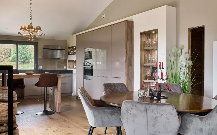 Espace repas haut de gamme du chalet contemporain à Cleurie à vendre - Arrière-Cour, agence immobilière spécialisée dans les Vosges