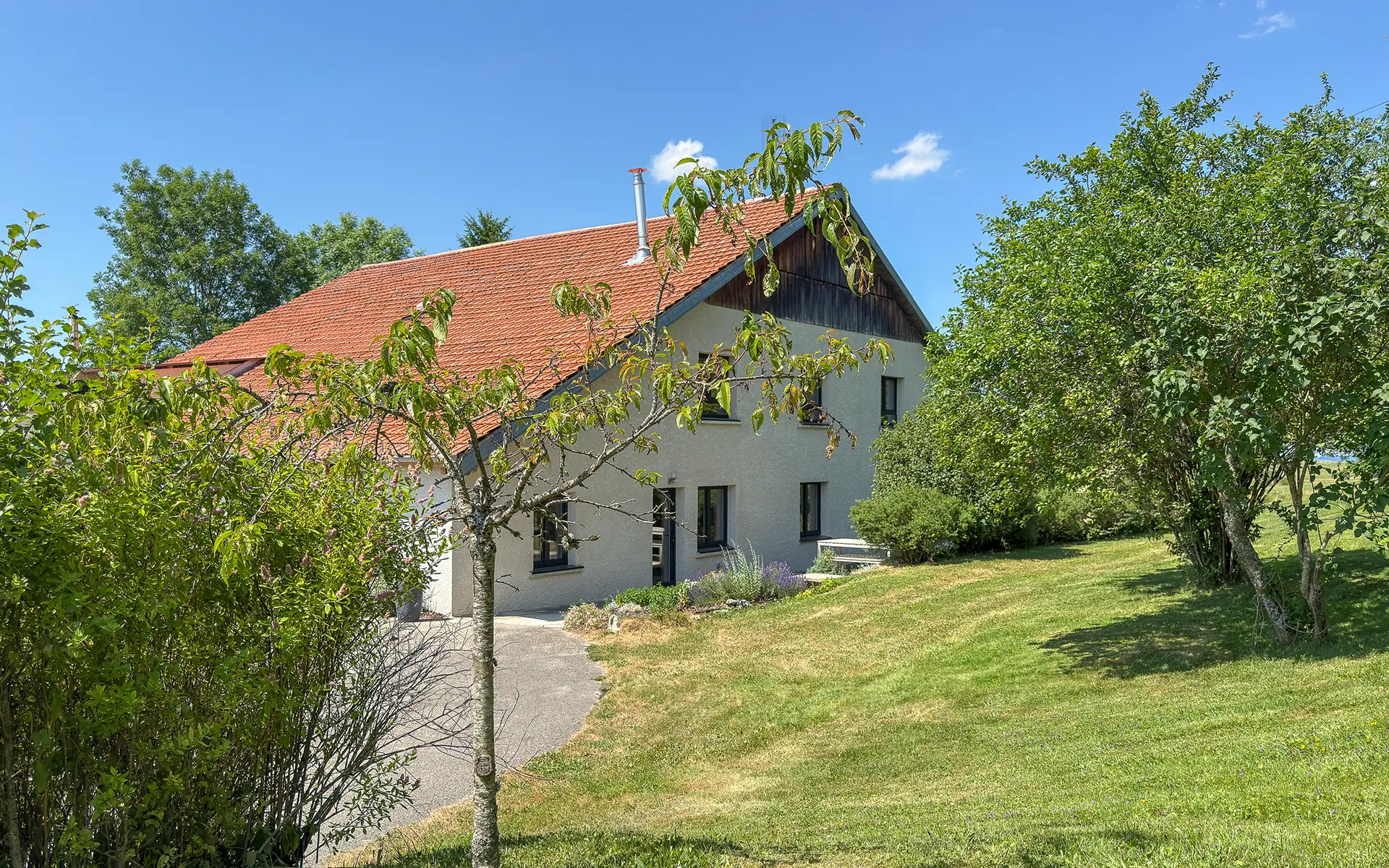 Façade authentique de la ferme rénovée proche de Morteau - Arrière-Cour, agence immobilière spécialisée dans le Doubs