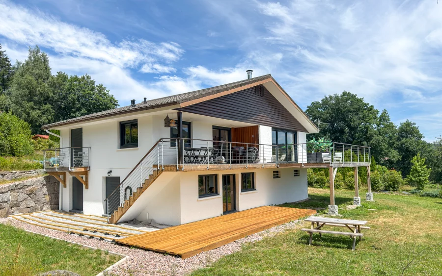 Façade du chalet contemporain à Cleurie à vendre - Arrière-Cour, agence immobilière spécialisée dans les Vosges