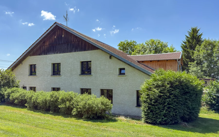 Façade lumineuse authentique de la ferme rénovée proche de Morteau - Arrière-Cour, agence immobilière spécialisée dans le Doubs