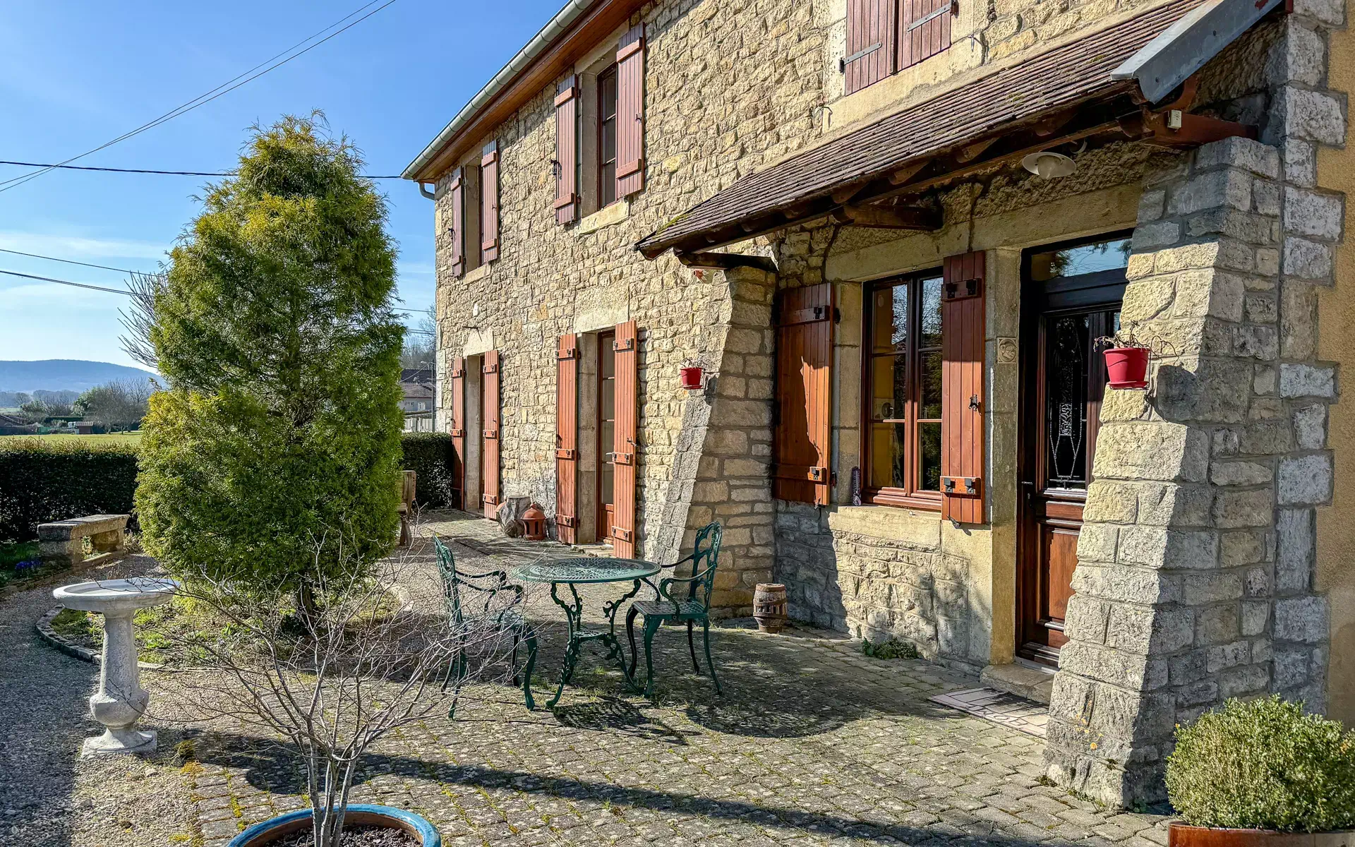 Façade de la maison de maître à Port-Lesney à vendre - Arrière-Cour, agence immobilière spécialisée dans le Jura