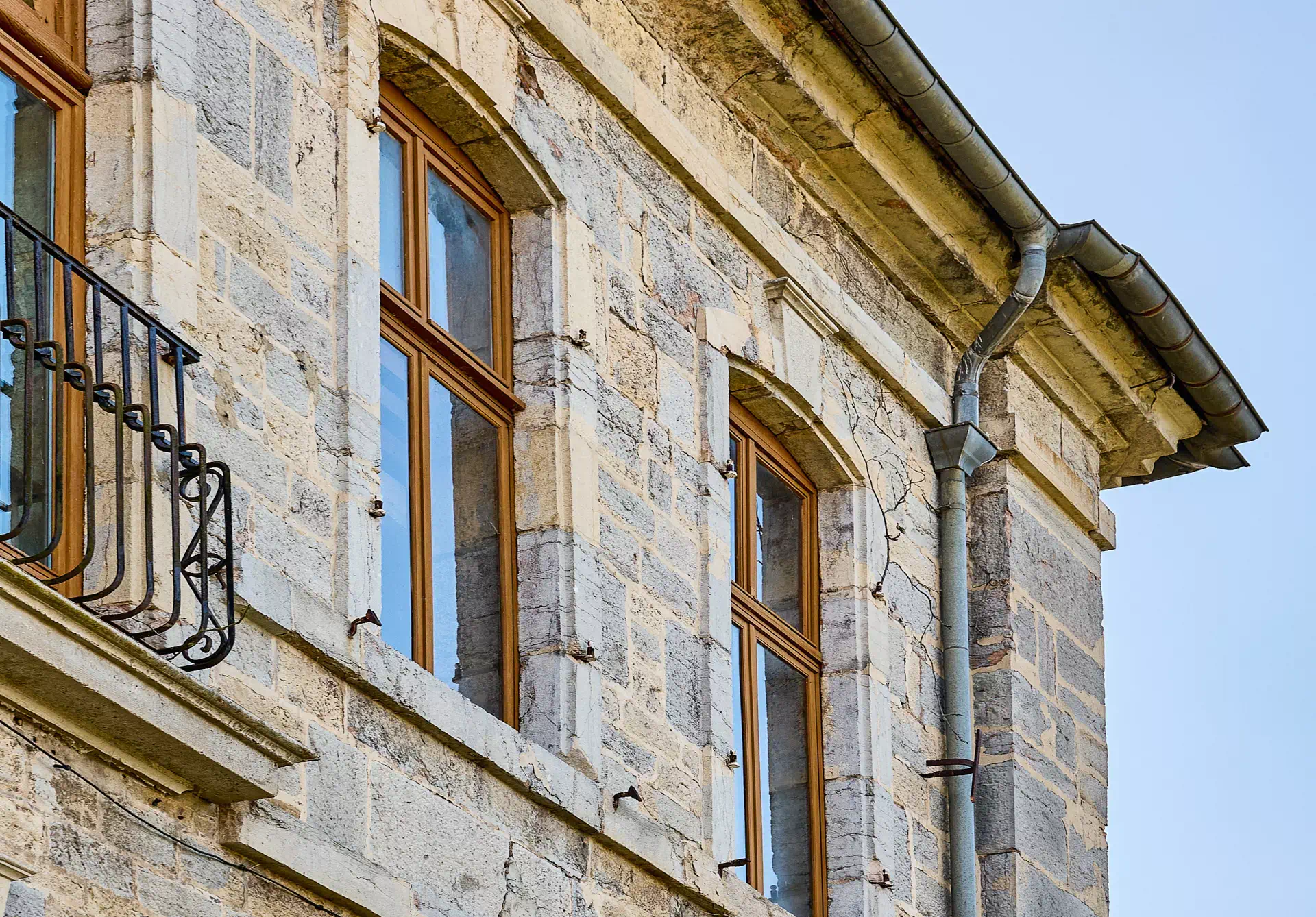 Fenêtres du Château de Fraisans - Arrière-Cour, agence immobilière spécialisée dans le Jura