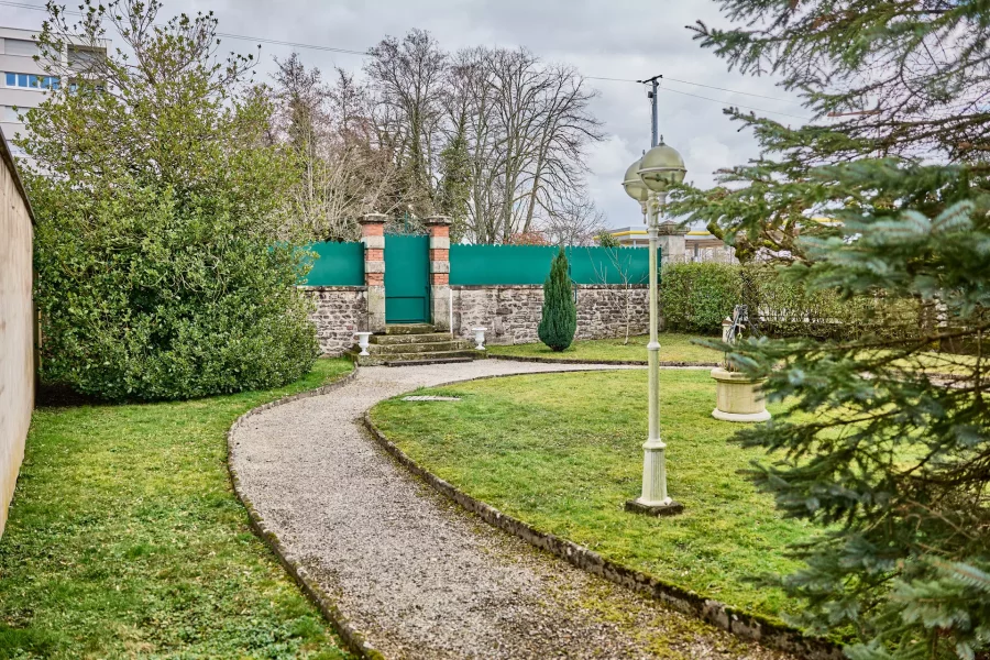 Jardin de la maison bourgeoise à Luxeuil-les-Bains- Arrière-Cour, agence immobilière spécialisée dans Luxeuil-les-Bains