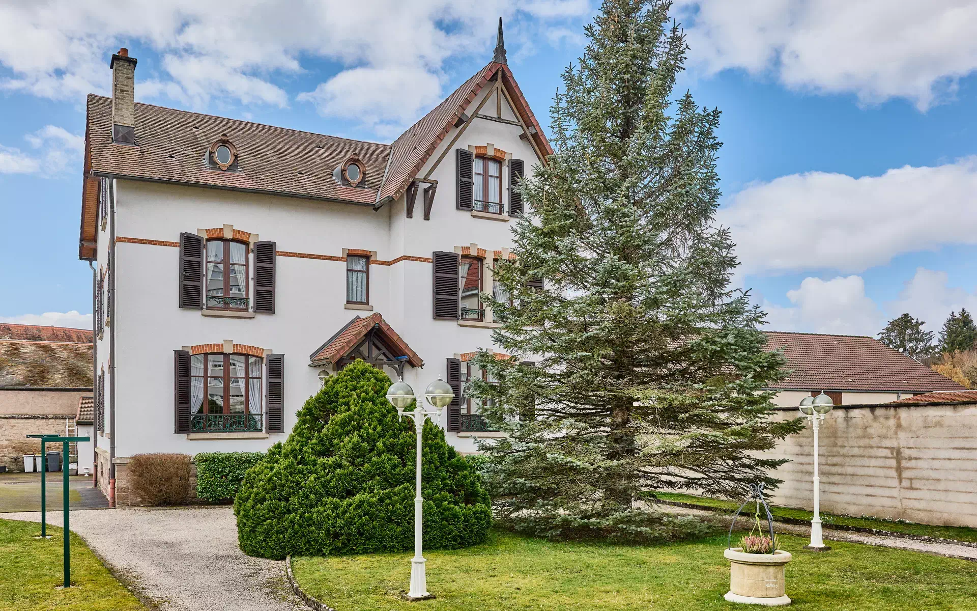 Maison bourgeoise à Luxeuil-les-Bains- Arrière-Cour, agence immobilière spécialisée dans Luxeuil-les-Bains