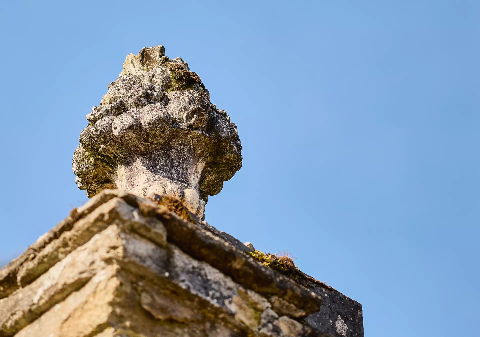 Muret et ciel bleu du Château de Fraisans - Arrière-Cour, agence immobilière spécialisée dans le Jura