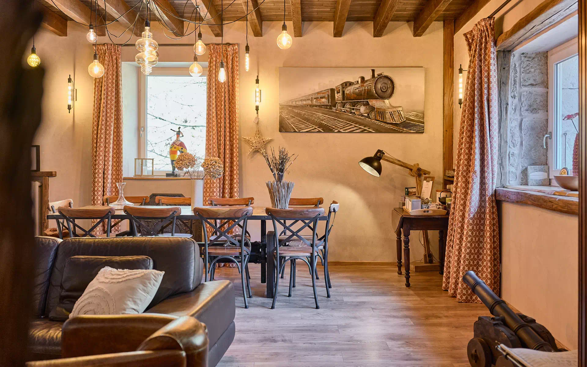 Pièce de vie de l'ancien moulin restauré à Saint-Amour à vendre - Arrière-Cour, agence immobilière spécialisée dans le Jura