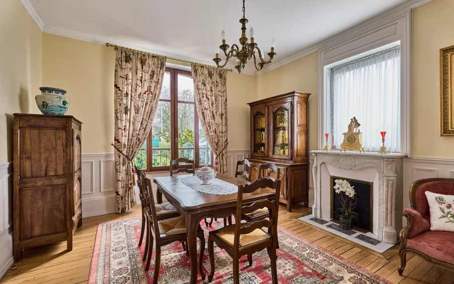 Pièce de vie de la maison bourgeoise à Luxeuil-les-Bains- Arrière-Cour, agence immobilière spécialisée dans Luxeuil-les-Bains