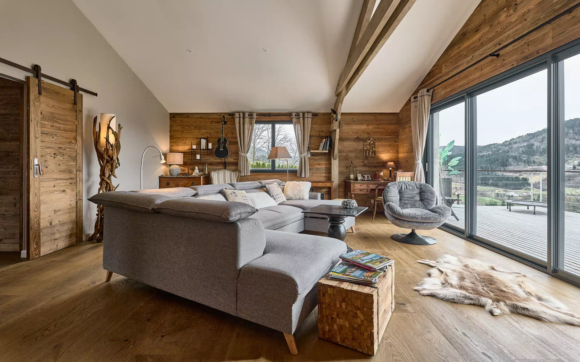 Pièce de vie du chalet contemporain à Cleurie à vendre - Arrière-Cour, agence immobilière spécialisée dans les Vosges