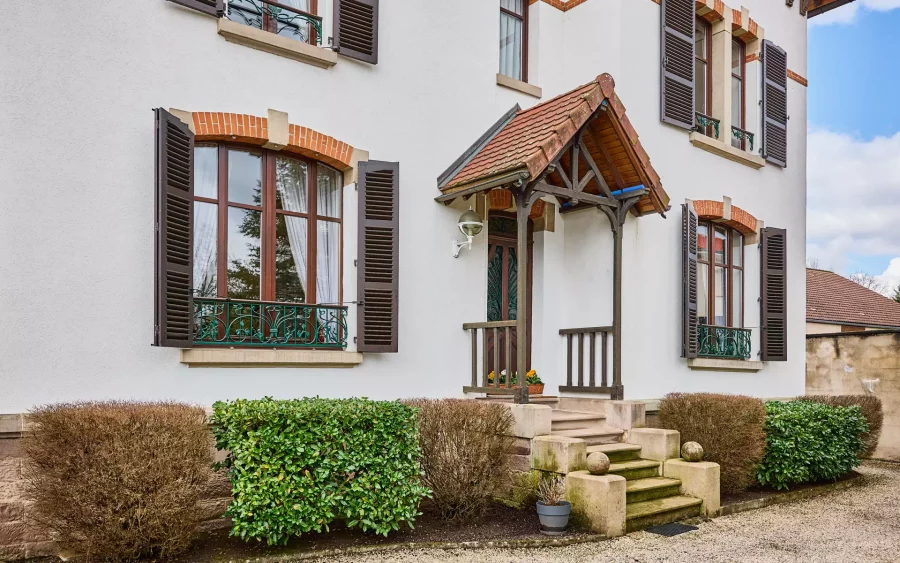 Porche de la maison bourgeoise à Luxeuil-les-Bains- Arrière-Cour, agence immobilière spécialisée dans Luxeuil-les-Bains