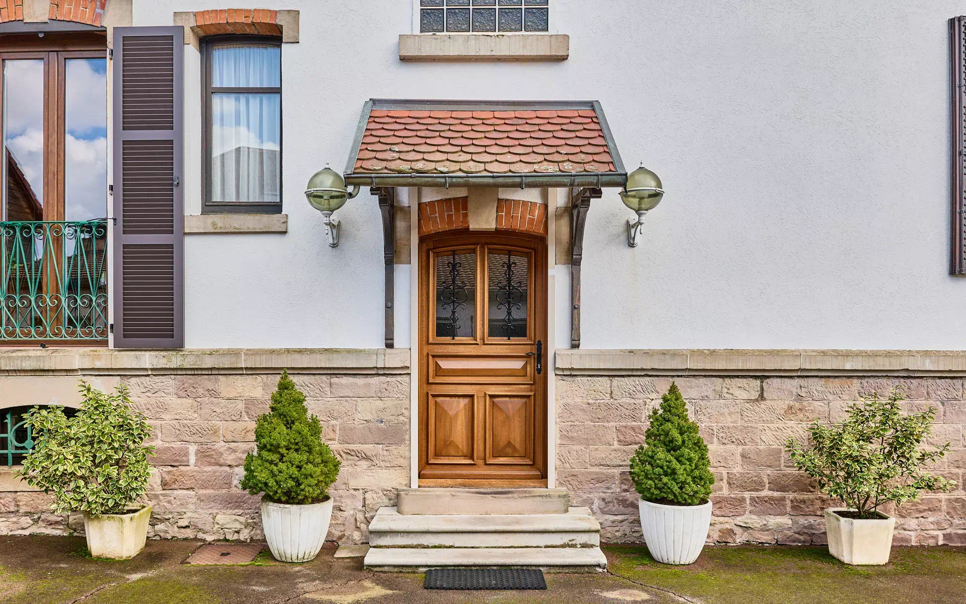 Porte d'entrée de la maison bourgeoise à Luxeuil-les-Bains- Arrière-Cour, agence immobilière spécialisée dans Luxeuil-les-Bains