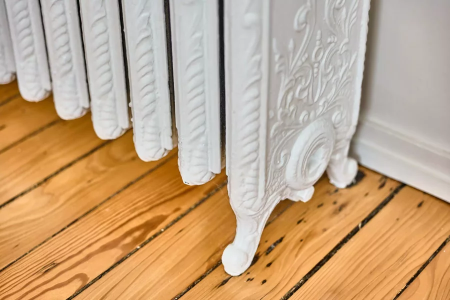 Radiateur authentique de la maison bourgeoise à Luxeuil-les-Bains- Arrière-Cour, agence immobilière spécialisée dans Luxeuil-les-Bains