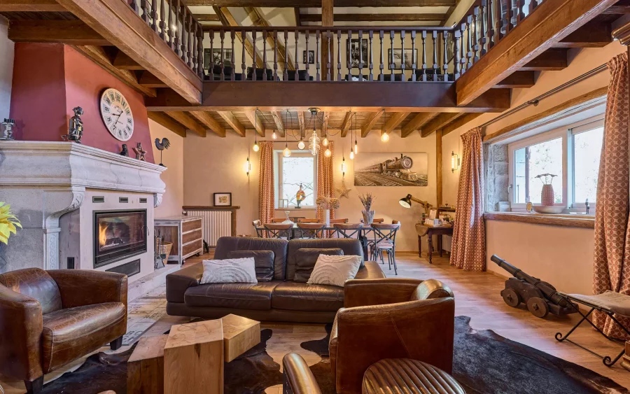 Salon de l'ancien moulin restauré à Saint-Amour à vendre - Arrière-Cour, agence immobilière spécialisée dans le Jura