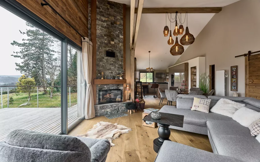 Salon cosy du chalet contemporain à Cleurie à vendre - Arrière-Cour, agence immobilière spécialisée dans les Vosges
