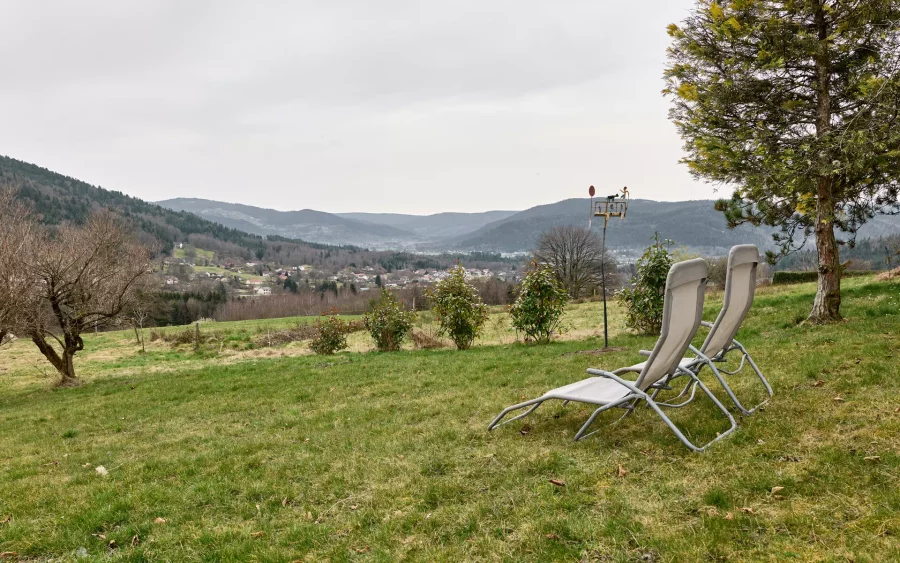 Terrain avec vue du chalet contemporain à Cleurie à vendre - Arrière-Cour, agence immobilière spécialisée dans les Vosges