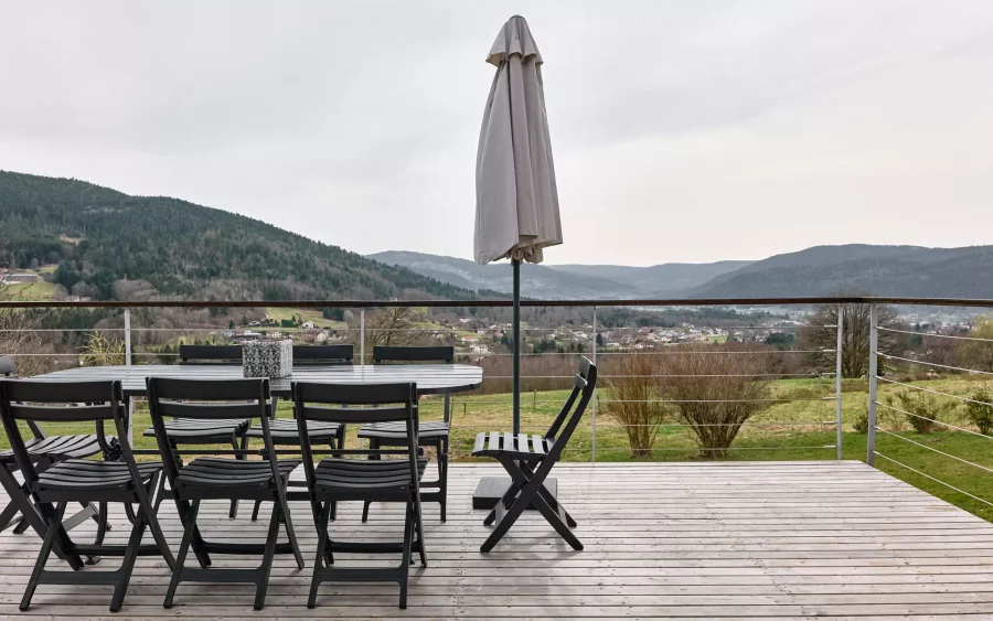 Terrasse et vue sur les Vosges du chalet contemporain à Cleurie à vendre - Arrière-Cour, agence immobilière spécialisée dans les Vosges