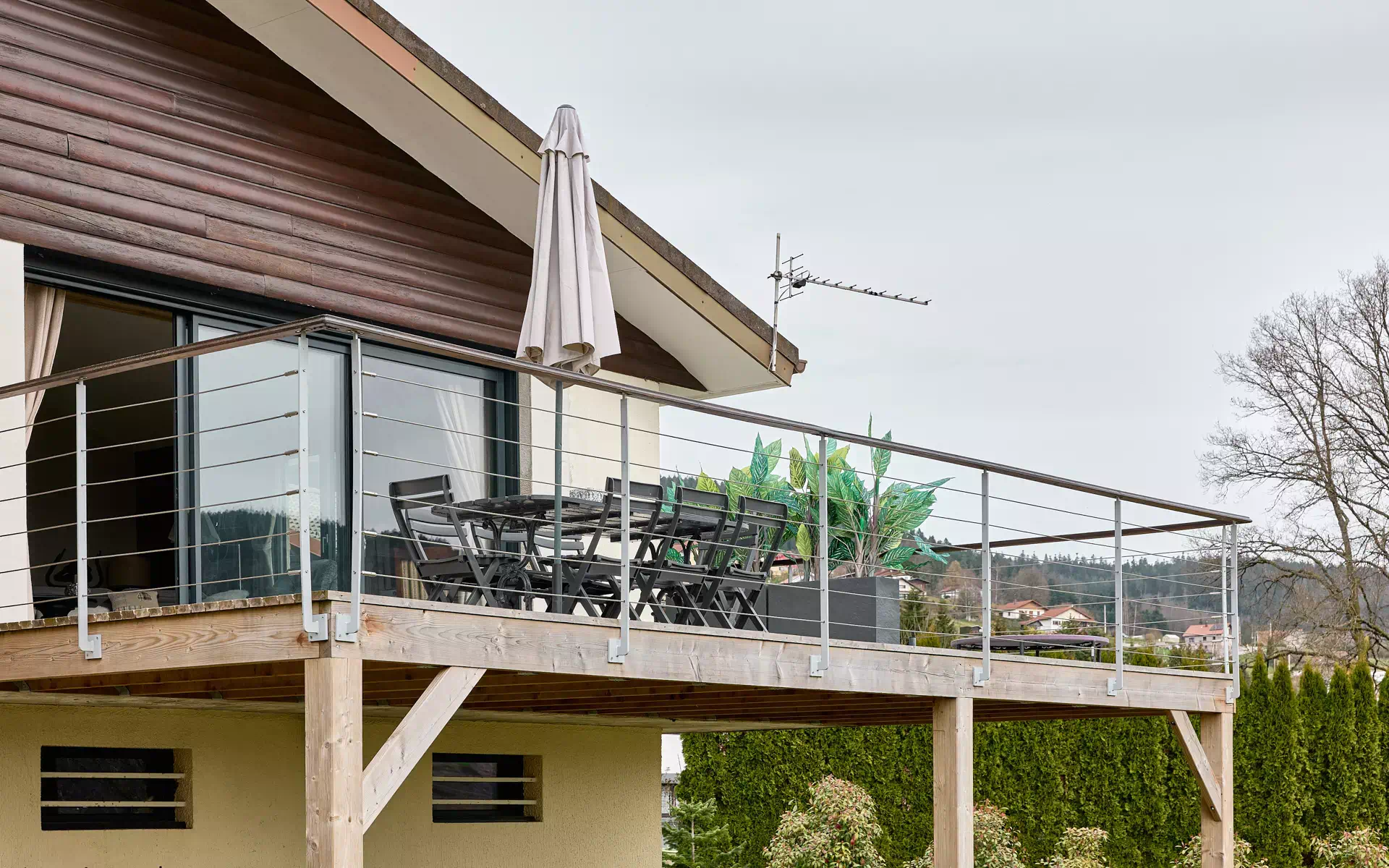 Terrasse du chalet contemporain à Cleurie à vendre - Arrière-Cour, agence immobilière spécialisée dans les Vosges