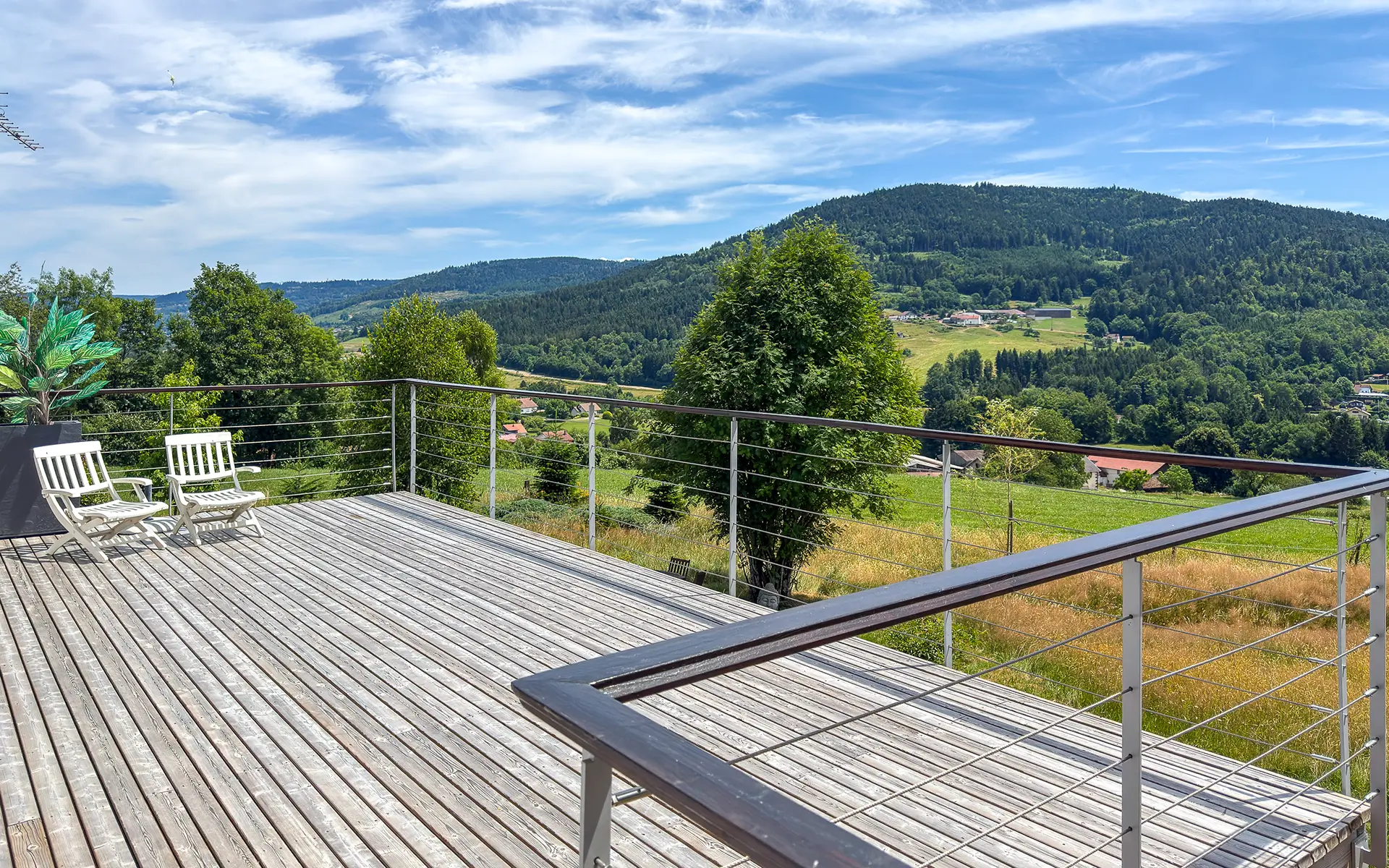 Terrasse et verdure du chalet contemporain à Cleurie à vendre - Arrière-Cour, agence immobilière spécialisée dans les Vosges