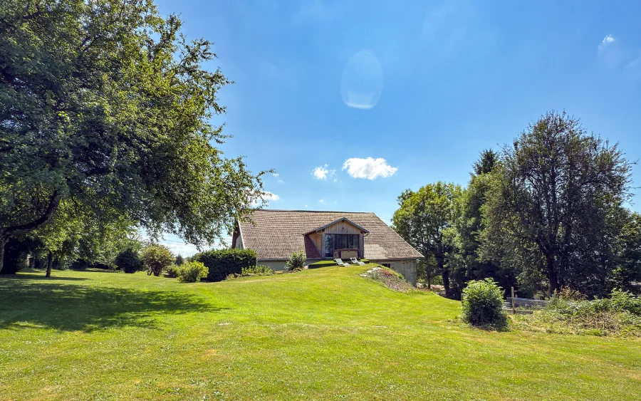 Verdure authentique de la ferme rénovée proche de Morteau - Arrière-Cour, agence immobilière spécialisée dans le Doubs