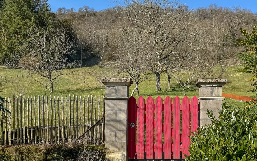 Verdure de la maison de maître à Port-Lesney à vendre - Arrière-Cour, agence immobilière spécialisée dans le Jura