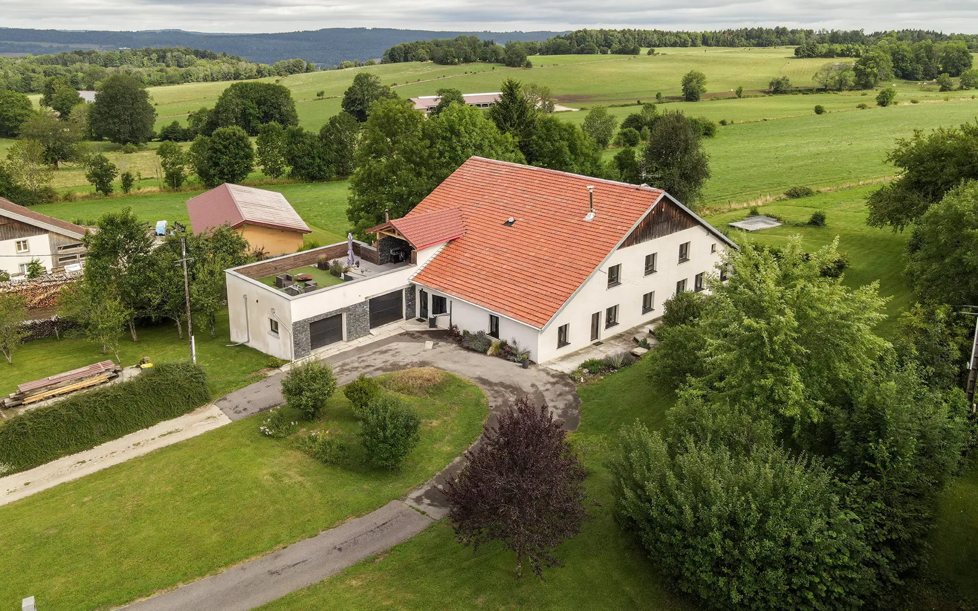 Vue drone de la ferme comtoise rénovée proche de Morteau à vendre - Arrière-Cour, agence immobilière spécialisée dans le Doubs