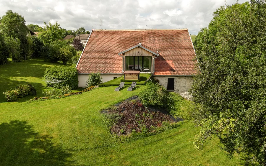 Vue drone terrasse de la ferme comtoise rénovée proche de Morteau à vendre - Arrière-Cour, agence immobilière spécialisée dans le Doubs