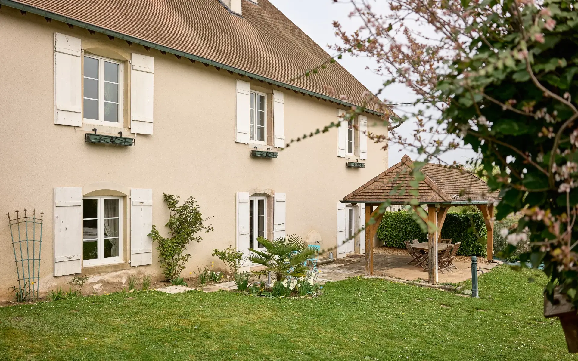 Ancien relais de poste proche de Besançon à vendre - Arrière-Cour, agence immobilière spécialisée à Besançon