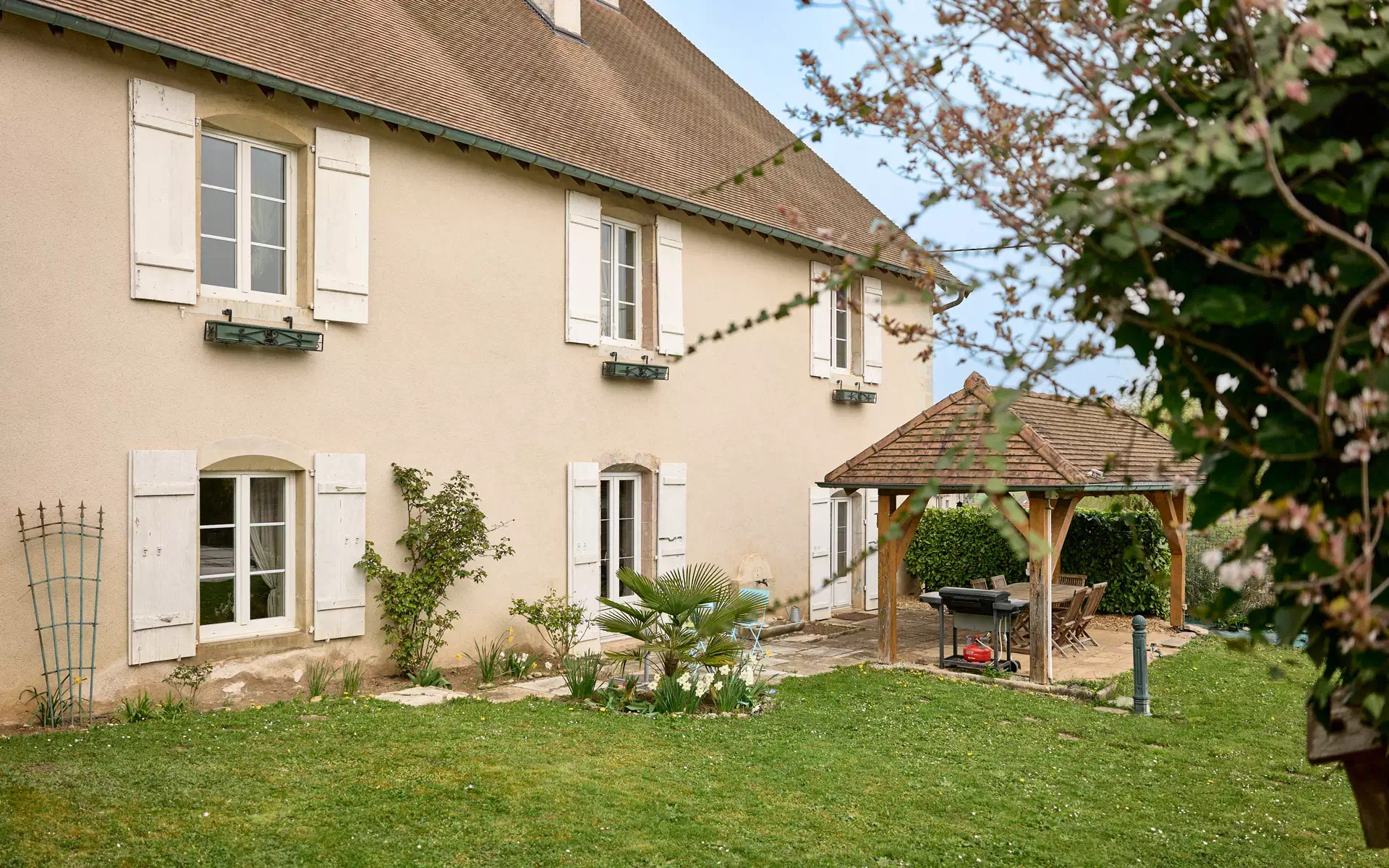 Ancien relais de poste proche de Besançon à vendre - Arrière-Cour, agence immobilière spécialisée à Besançon
