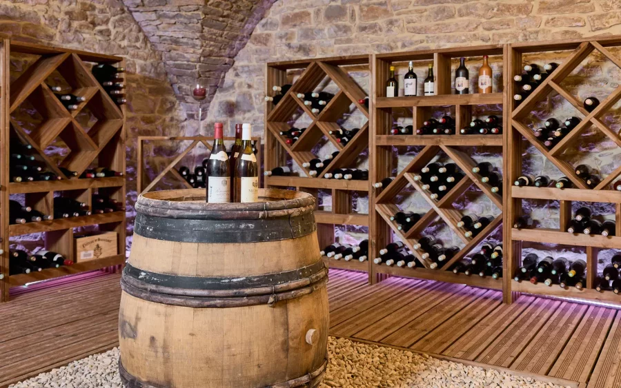 Cave à vin de l'ancien relais de poste proche de Besançon à vendre - Arrière-Cour, agence immobilière spécialisée à Besançon