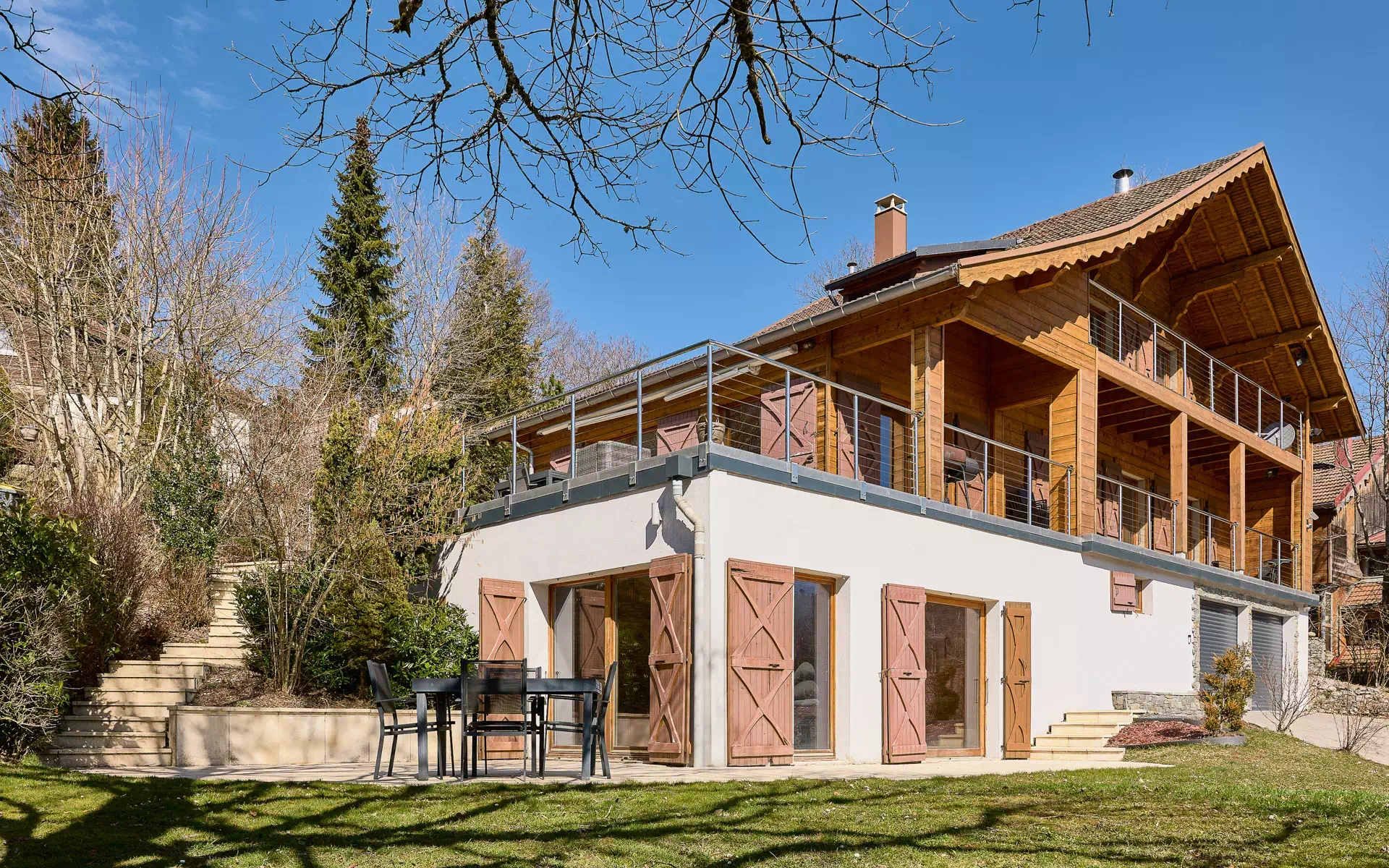 Façade et jardin du Chalet dans le Haut-Doubs à vendre - Arrière-Cour, agence immobilière spécialisée dans le Haut-Doubs