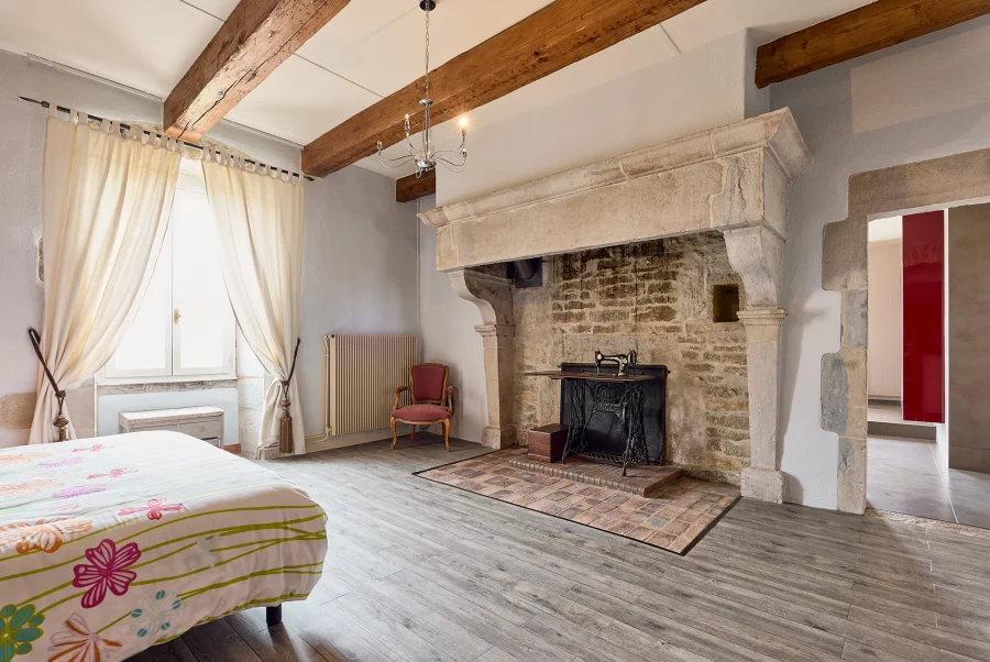 Chambre de l'ancien relais de poste proche de Besançon à vendre - Arrière-Cour, agence immobilière spécialisée à Besançon