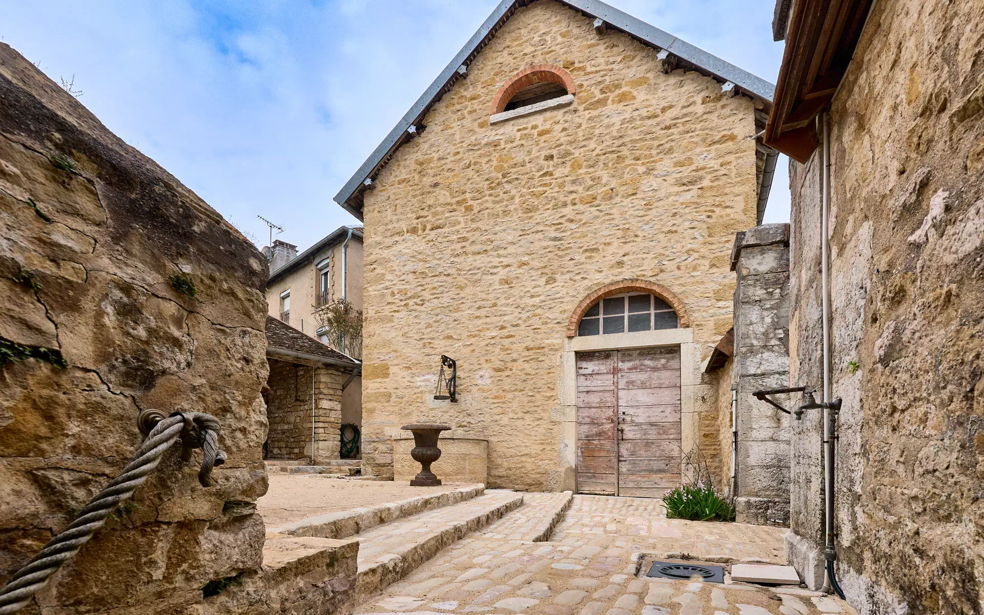 Cour intérieure de l'ancien relais de poste proche de Besançon à vendre - Arrière-Cour, agence immobilière spécialisée à Besançon