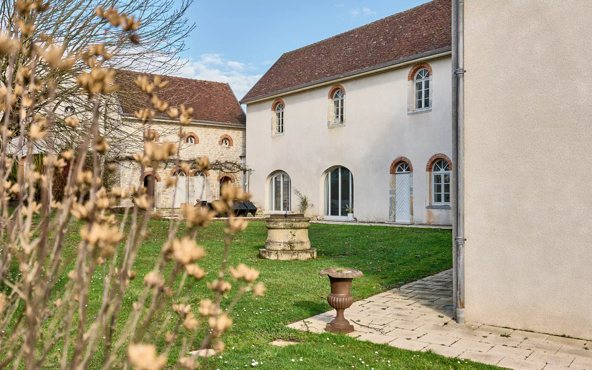 Cour intérieure de la propriété d'exception à Thervay - Arrière-Cour, agence immobilière spécialisée dans le Jura