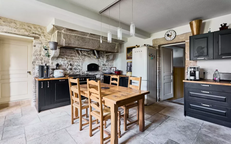 Cuisine de la propriété d'exception à Thervay - Arrière-Cour, agence immobilière spécialisée dans le Jura