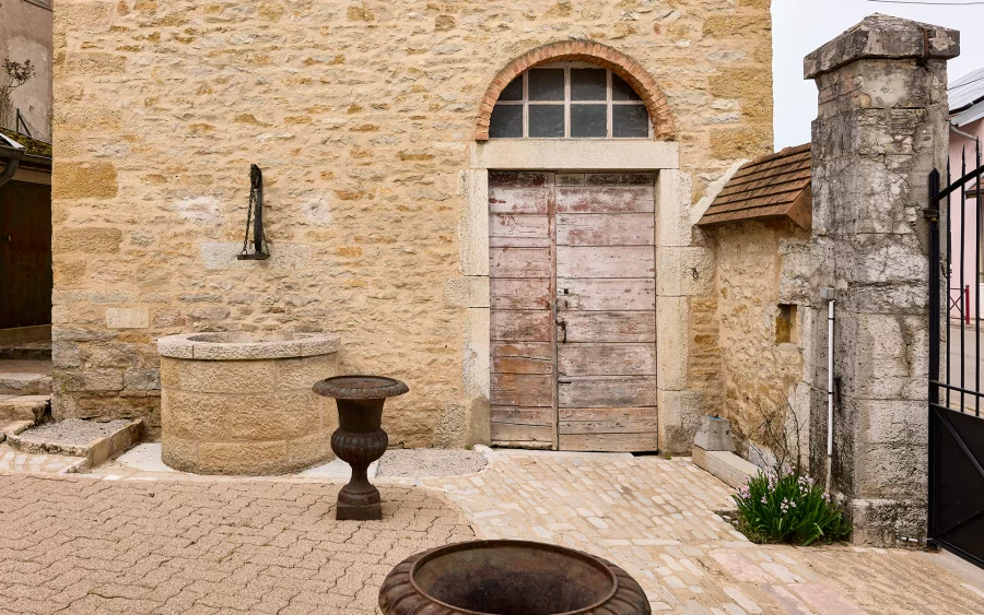 Entrée de l'ancien relais de poste proche de Besançon à vendre - Arrière-Cour, agence immobilière spécialisée à Besançon