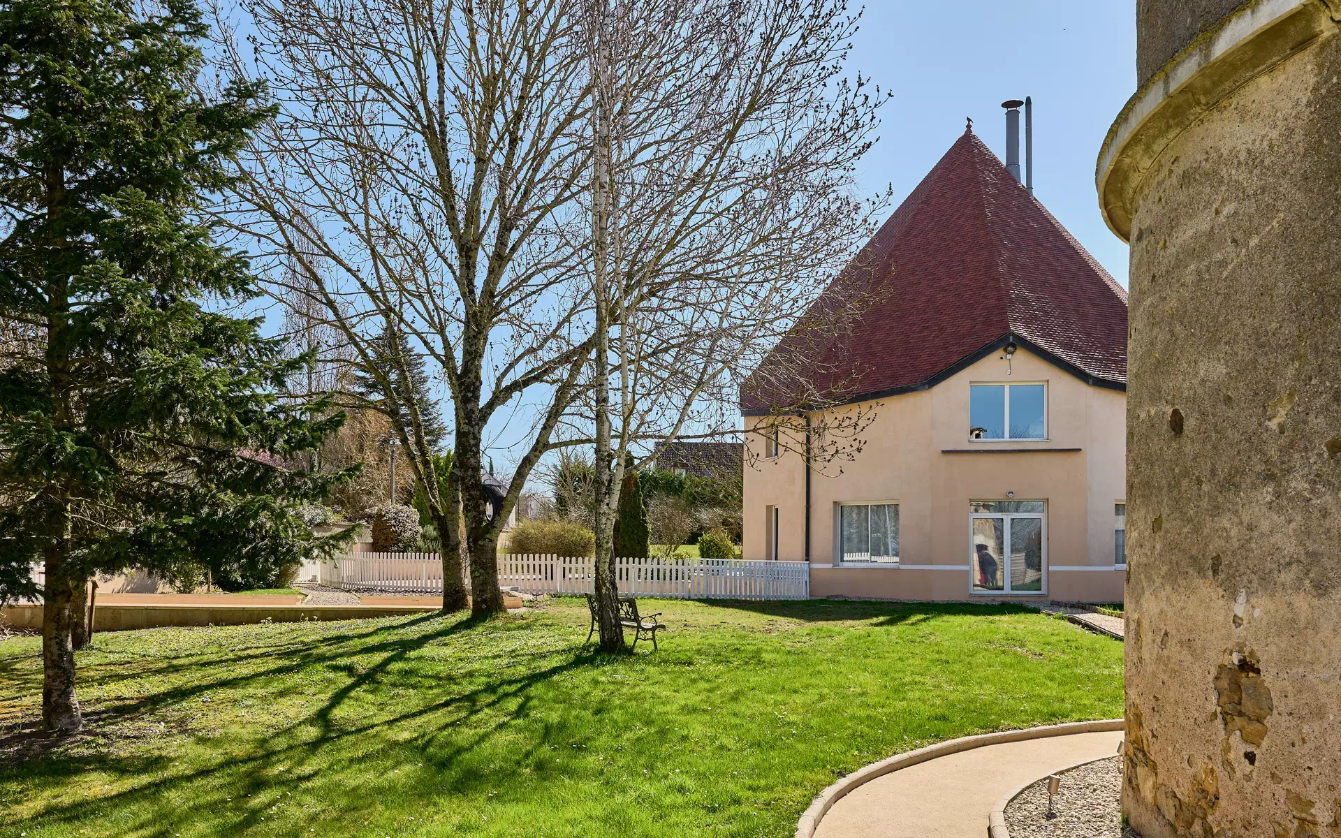 Extérieur de la villa d’architecte à Venoy à vendre - Arrière-Cour, agence immobilière spécialisée à Auxerre