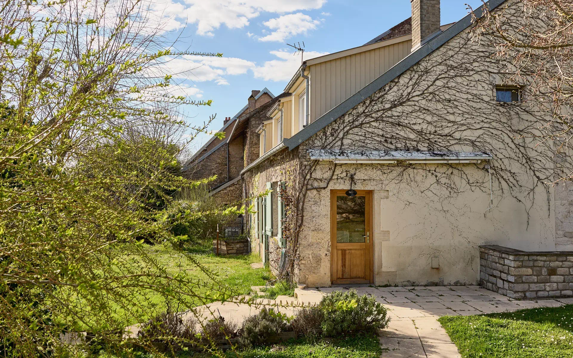 Façade en pierre de la maison de charme à Recologne-lès-Ray à vendre - Arrière-Cour, agence immobilière spécialisée à Besançon