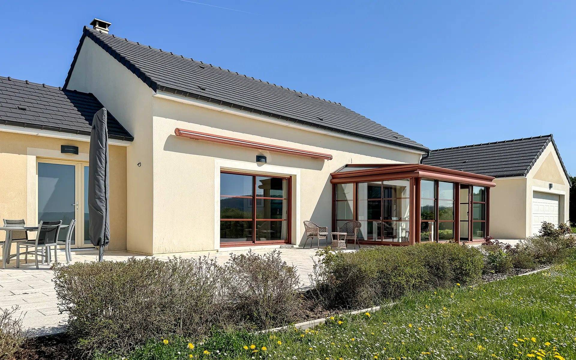 Façade lumineuse de la maison d’architecte à Melay à vendre - Arrière-Cour, agence immobilière spécialisée en Haute-Marne