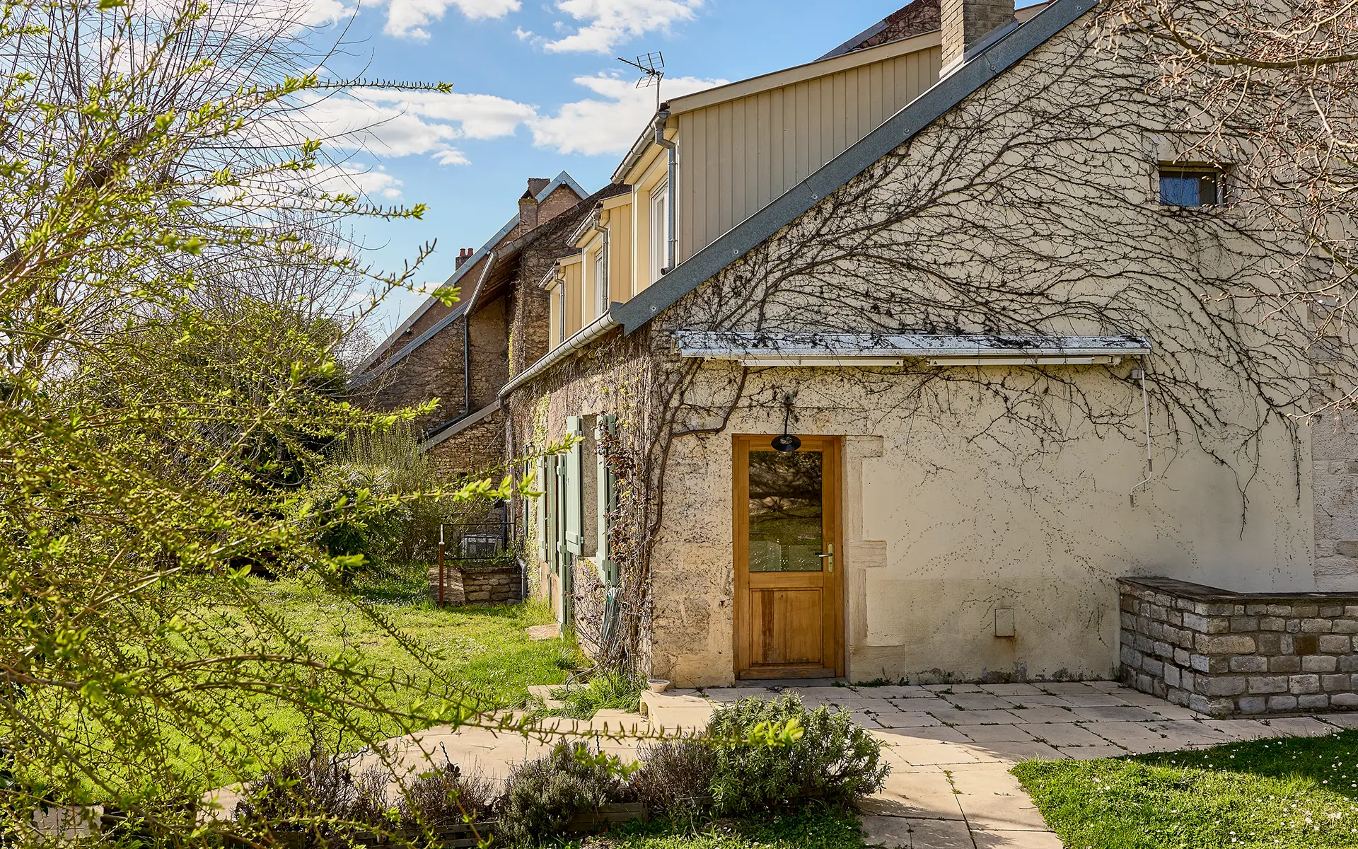 Façade lumineuse de la maison de charme à Recologne-lès-Ray à vendre - Arrière-Cour, agence immobilière spécialisée à Besançon
