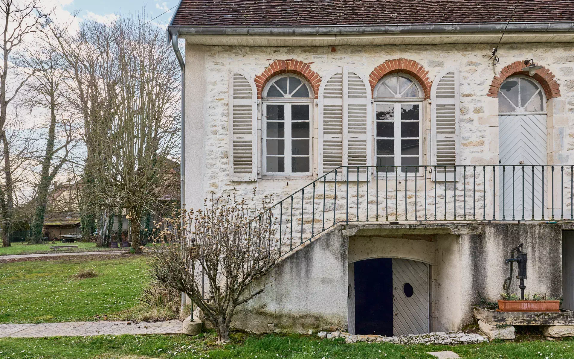 Maison en pierre de la propriété d'exception à Thervay - Arrière-Cour, agence immobilière spécialisée dans le Jura