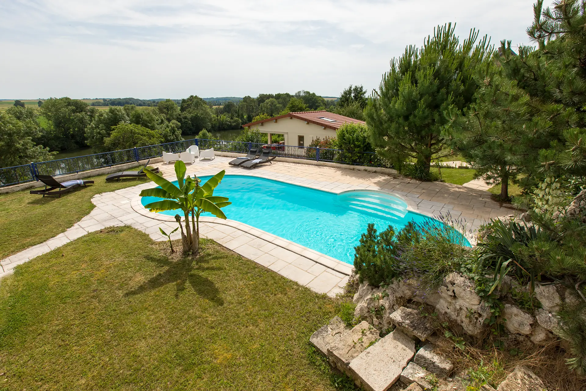 Piscine de la maison de charme à Recologne-lès-Ray à vendre - Arrière-Cour, agence immobilière spécialisée à Besançon
