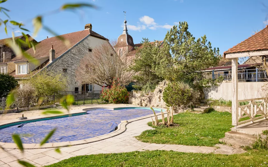 Piscine et verdure de la maison de charme à Recologne-lès-Ray à vendre - Arrière-Cour, agence immobilière spécialisée à Besançon
