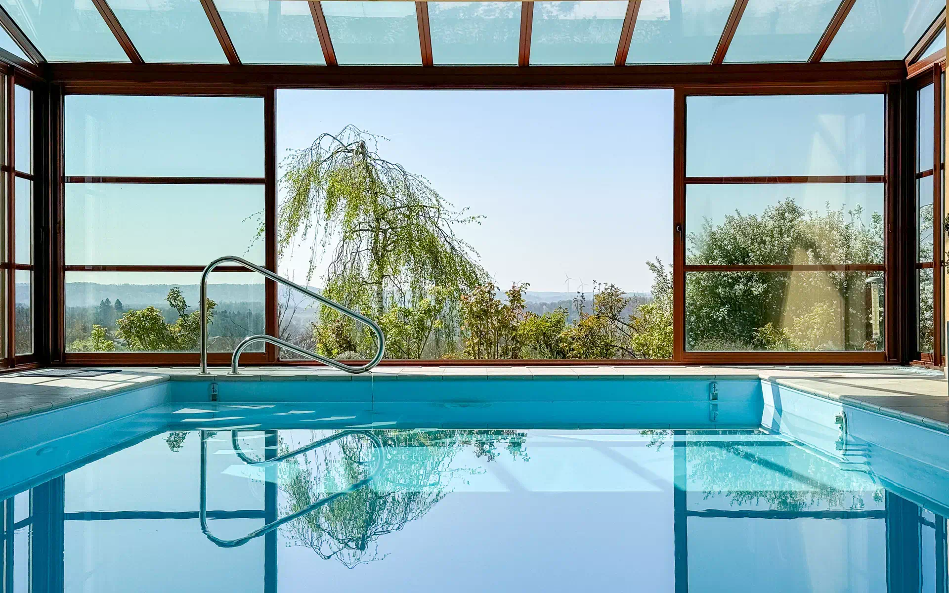 Piscine intérieure de la maison d’architecte à Melay à vendre - Arrière-Cour, agence immobilière spécialisée en Haute-Marne